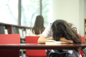 【寝不足の勉強は逆効果】試験勉強にベストな睡眠時間は？