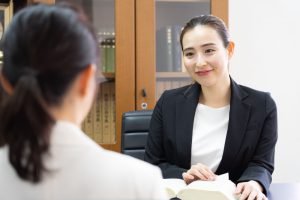 Asian,Lawyer,Talking,In,Office