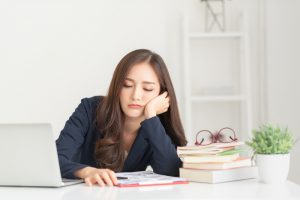 社会人が資格勉強するのは辛い？　勉強を続ける5つのコツ