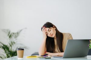 Stressed,Frustrated,Woman,Student,Looking,At,Laptop,Reading,Bad,Email