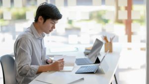 Side,View,Of,Young,Male,Entrepreneurs,Focusing,On,His,Work