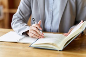 Business,Woman,Studying,At,A,Cafe